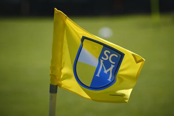 Eckfahne des SCM flattert im Wind