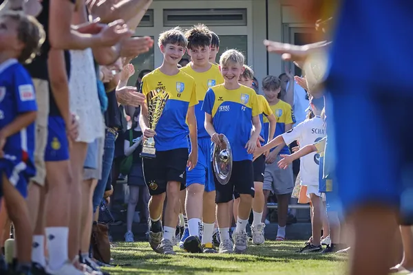 U14-Spieler tragen den Meisterschaftspokal