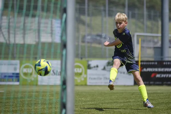 Ein U10A-Spieler beim Torschuss in Sieghartskirchen