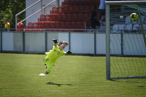Der U10B-Tormann bei einer Glanzparade in Sieghartskirchen