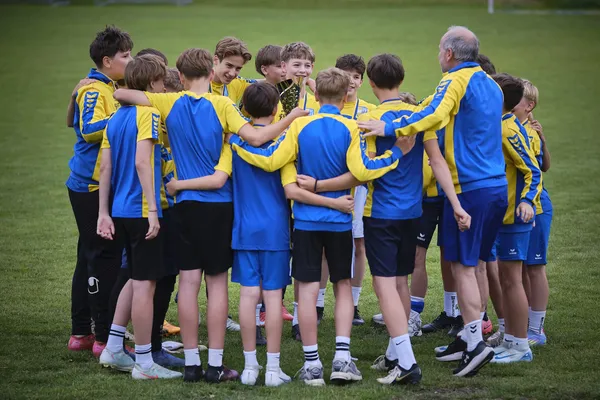 Die U13 feiert den Meistertitel im oberen Playoff