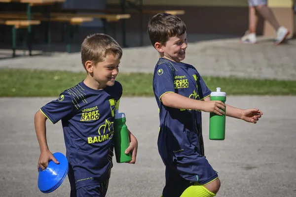 Zwei scherzende U9-Spieler beim Turnier in Kecskéd